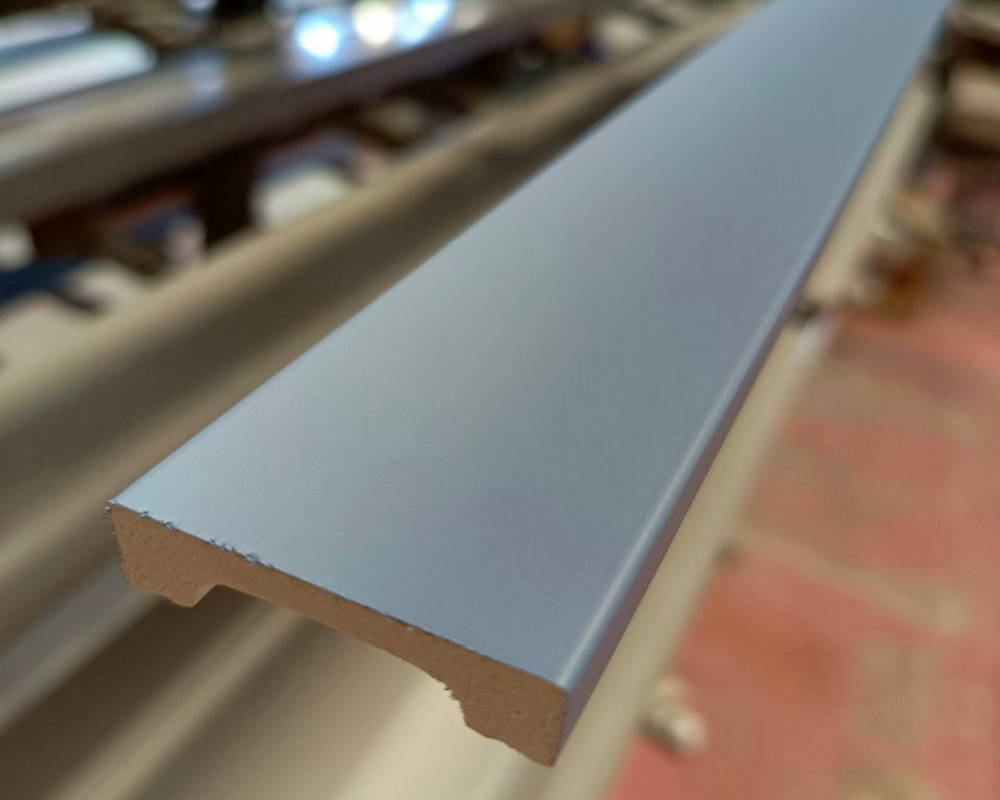 Плинтус ПОЛИСТИРОЛ HI WOOD B99V1 99мм х 18мм х 2,0м. Окраска включена в стоимость