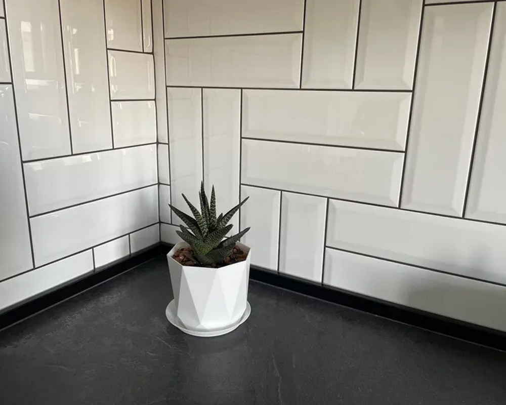 Плинтус для столешниц BL44 Черный мрамор 37*24*3000 мм.