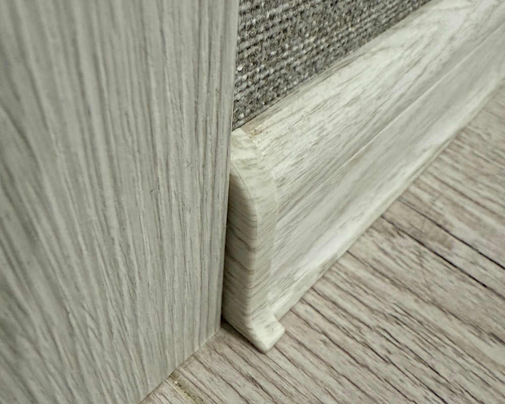 Плинтус ПВХ Идеал Классик 70мм 2,2м 230 Дуб айсберг