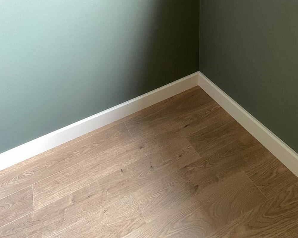 Плинтус ПОЛИСТИРОЛ HI WOOD B99V1 99мм х 18мм х 2,0м. Окраска включена в стоимость