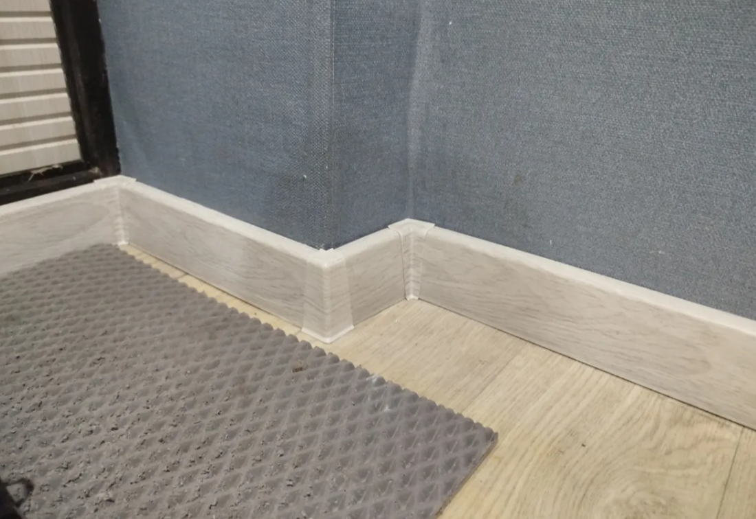 Плинтус ПВХ со съемной панелью Arbiton INDO 002 Ясень Северный