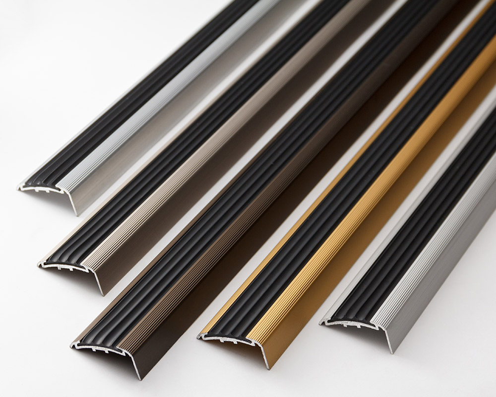 Порог угловой ПУ 71.1800.15 Черный