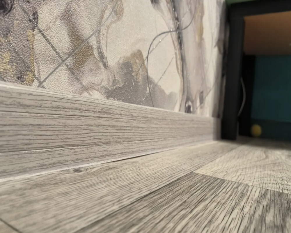 Плинтус ПВХ со съемной панелью Arbiton INDO 133 Оксфорд