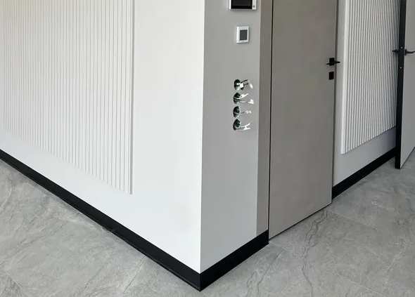 Плинтус алюминиевый Волшебная палочка 40 мм 3,0 м Чёрный матовый