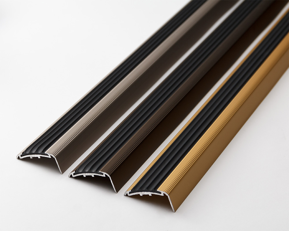 Порог угловой ПУ 71.1800.001ч Алюминий