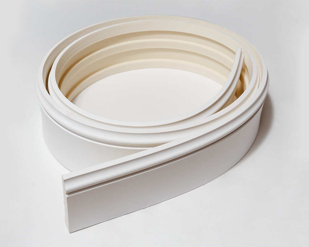 Гибкий плинтус из полиуретана. Белый под покраску