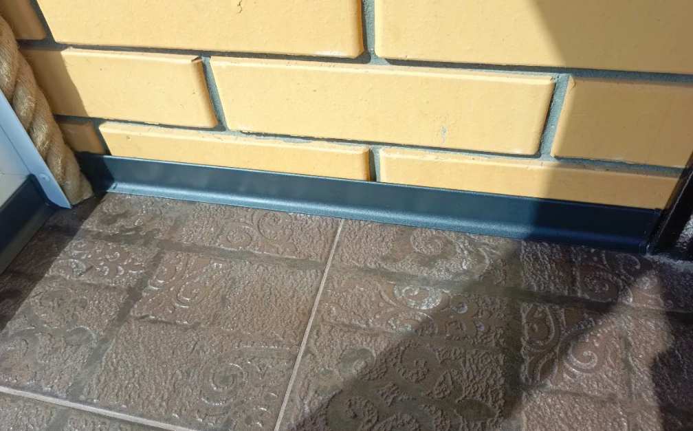 Плинтус алюминиевый Пл 100.2500.515 Черный