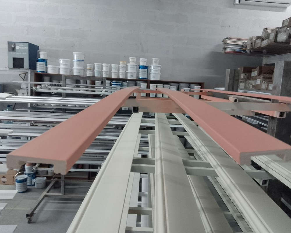 Плинтус ПОЛИСТИРОЛ HI WOOD B99V1 99мм х 18мм х 2,0м. Окраска включена в стоимость