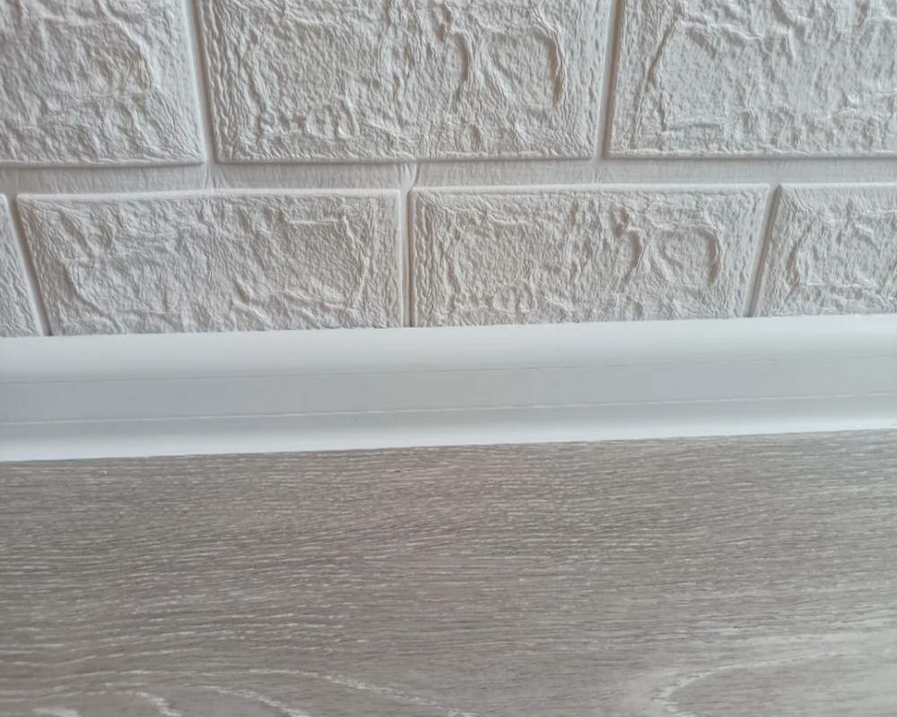 Плинтус ПВХ с кабель-каналом Рико Лео 174 Береза