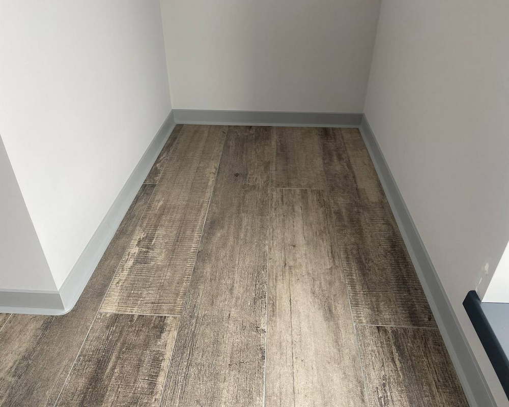 Плинтус ХДФ Dollken S100 100 мм х 2,575м 1202 Светло-серый