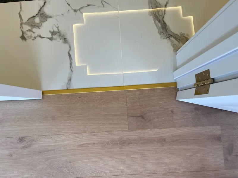 Т-образный порог для кварцвинила 10*4,5 мм 2,7м Блестящее золото PCRBO 1045