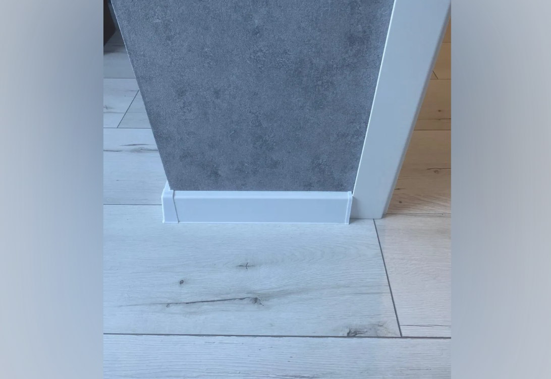 Плинтус ПВХ со съемной панелью Идеал Деконика 85 мм 001-G Белый глянцевый