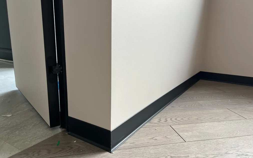 Плинтус алюминиевый Волшебная палочка 80 мм 3,0 м Чёрный матовый