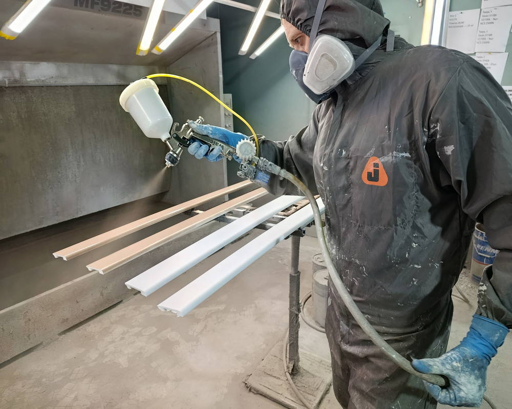 Плинтус ПОЛИСТИРОЛ HI WOOD BE100 100мм х 13,5мм х 2,0м. Окраска включена в стоимость