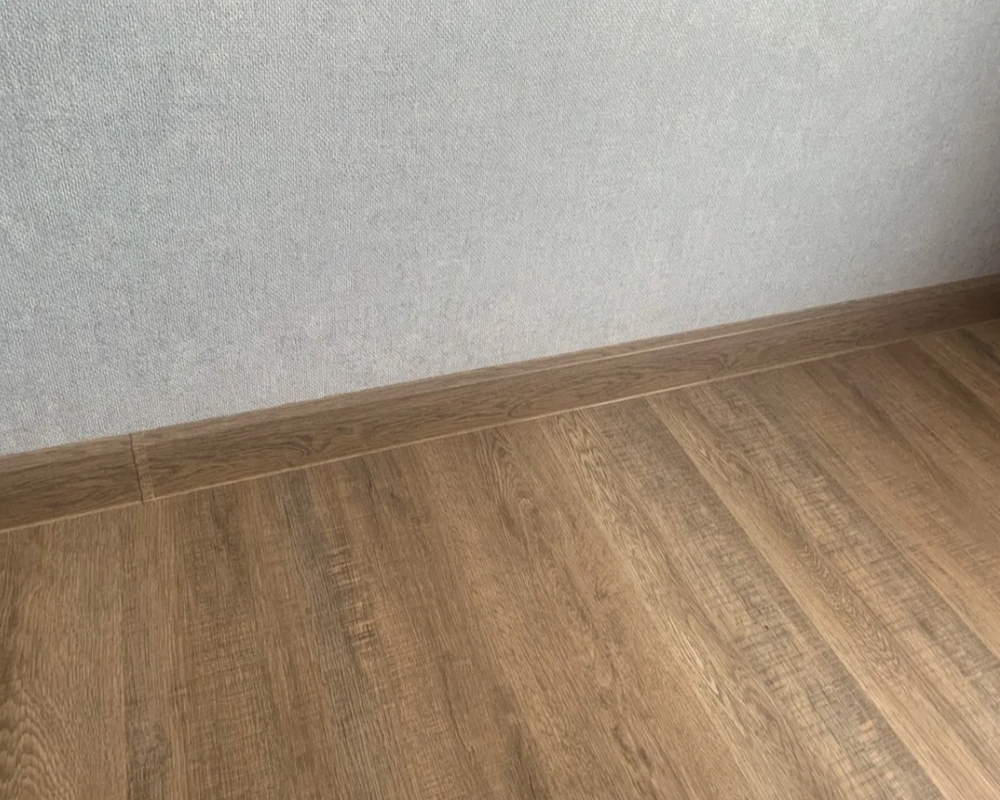 Плинтус ПВХ со съемной панелью Arbiton INDO 011 Дуб Скальный