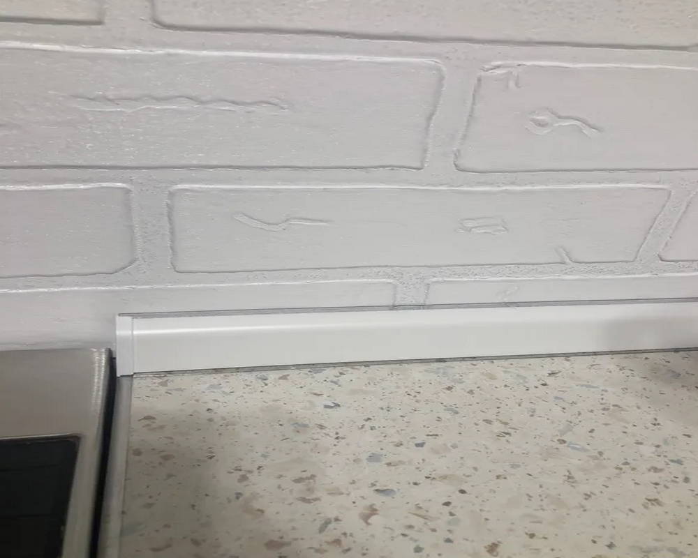 Плинтус для столешниц прямоугольный ПВХ Волшебная палочка 25*12мм 3м 2235 Семолина серая