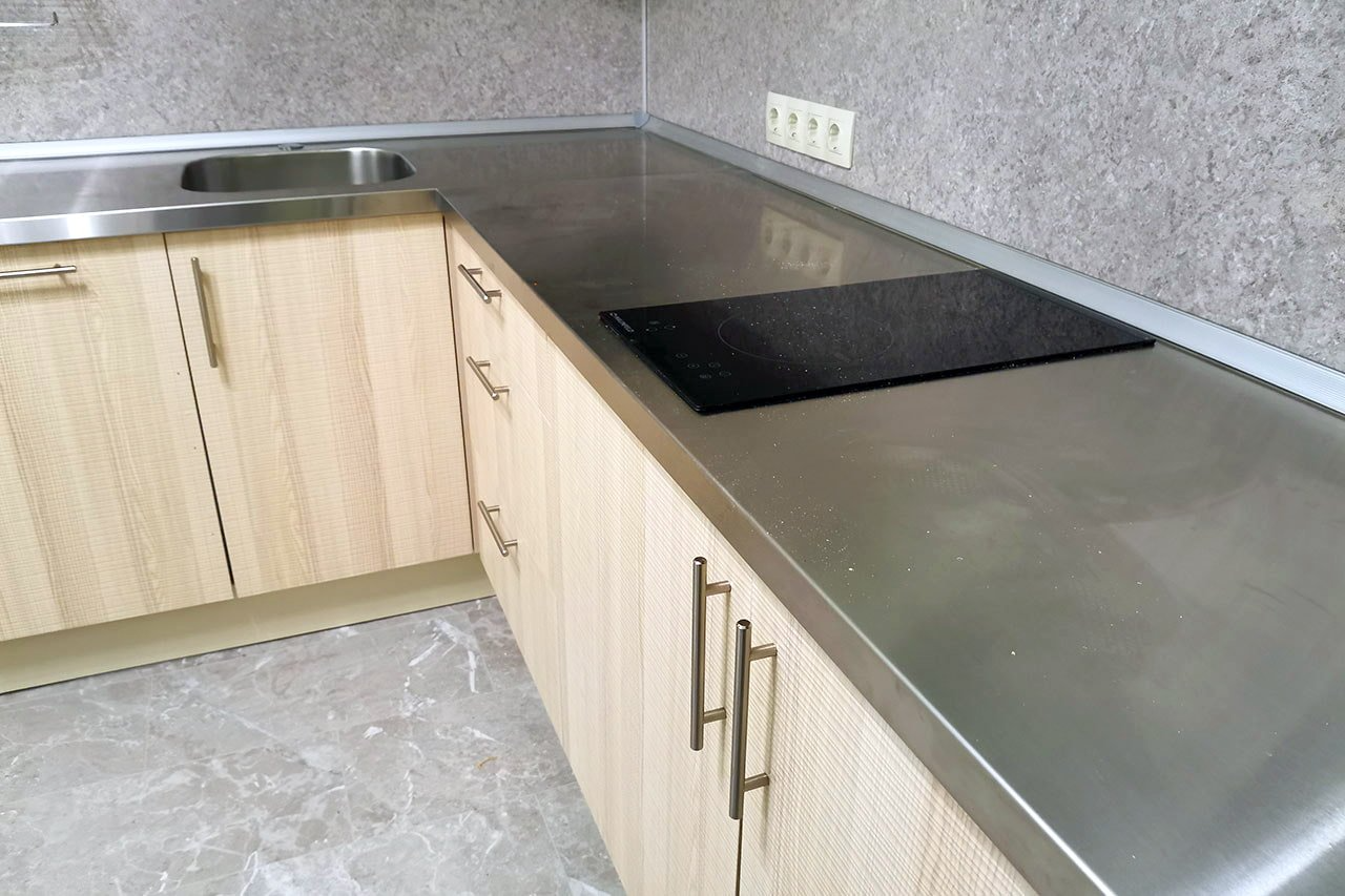 Плинтус для столешницы Алюминий 28*28мм 3,05м Серебро вогнутый